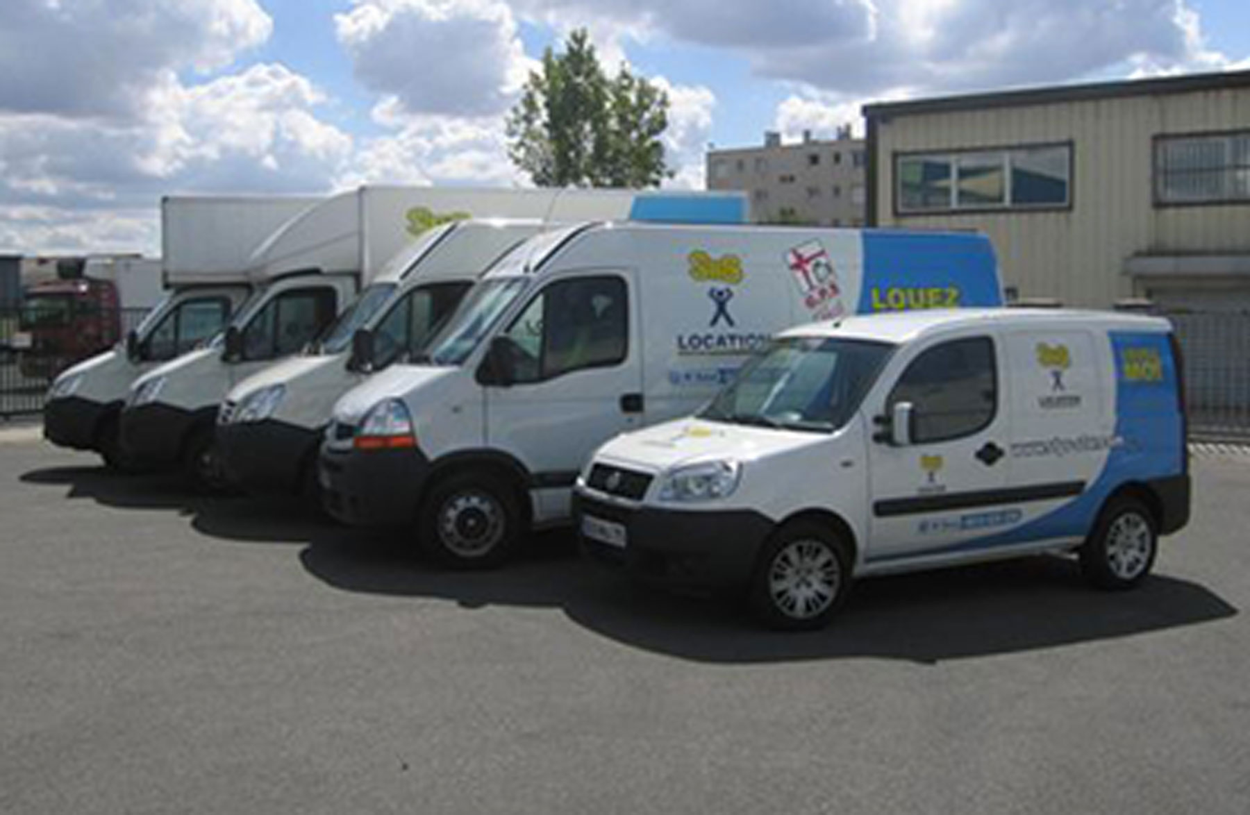 image représentant une flotte de camionnette avec marquage véhicule publicitaire utilitaire
